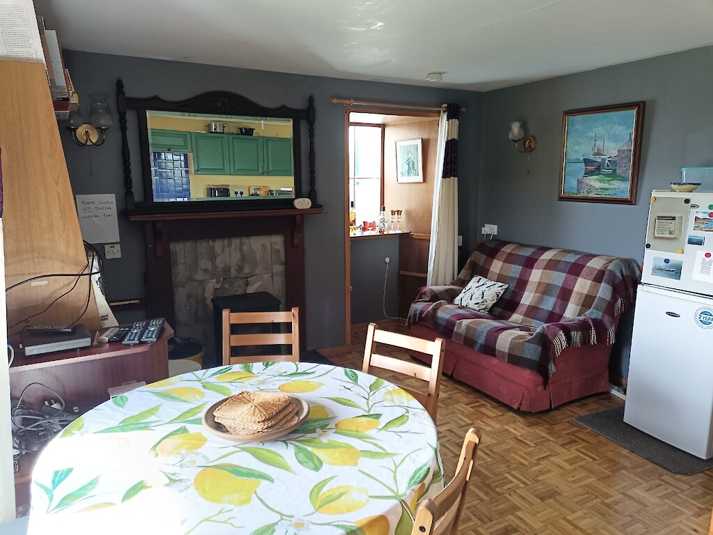 Living room/dining area